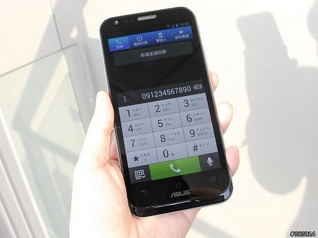 Asus ra mắt smartphone “kiêm” máy tính bảng Padfone 2 - 4 Smartphone có màn hình rộng 4,7-inch