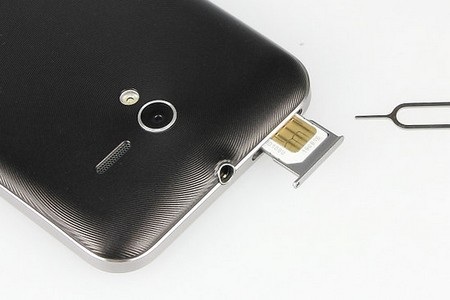 Asus ra mắt smartphone “kiêm” máy tính bảng Padfone 2 - 5 Máy sử dụng chuẩn nanoSIM tương tự như trên iPhone 5