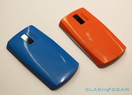 Mặt sau của Asha 205 chỉ là camera chuẩn VGA (0.3megapixel)