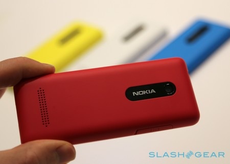 Mặt sau của Asha 205 chỉ là camera chuẩn VGA (0.3megapixel)