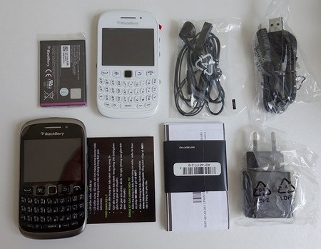 Phụ kiện bên trong máy khá đơn giản, gồm tai nghe, cáp kết nối, sạc và sách hướng dẫn