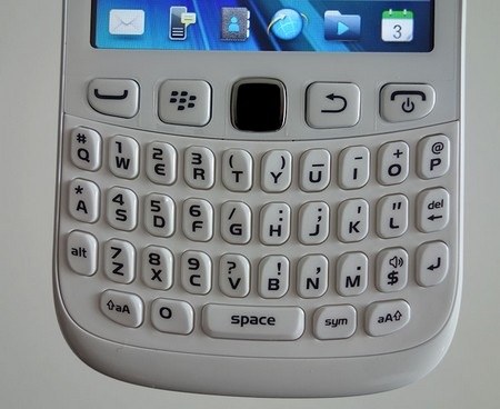 Cận cảnh bàn phím trên BlackBerry Curve 9320
