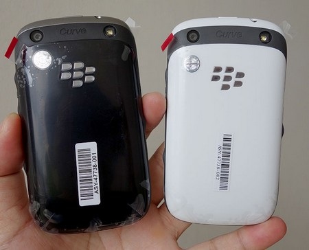Mặt sau của máy gồm logo BlackBerry, camera và đèn Flash