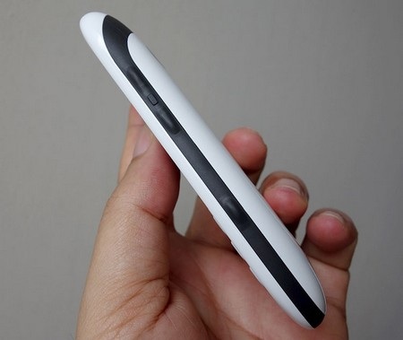 Cạnh phải với cặp phím điều chỉnh âm lượng và phím chụp hình