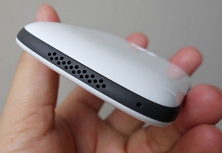 Loa ngoài nằm ở cạnh dưới