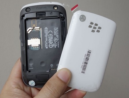 Khe cắm SIM và thẻ nhớ mở rộng nằm ở dưới vỏ máy