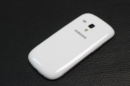 Mặt sau với camera 5 megapixel cùng đèn Flash LED