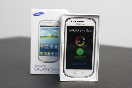 Ngay sau khi mở hộp có thể dễ dàng nhận ra Galaxy S III mini có thiết kế giống hệt Galaxy S III