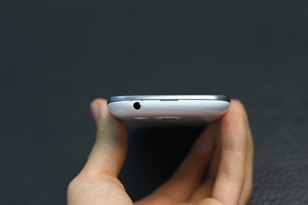 Giắc cắm phone 3,5-mm ở cạnh trên