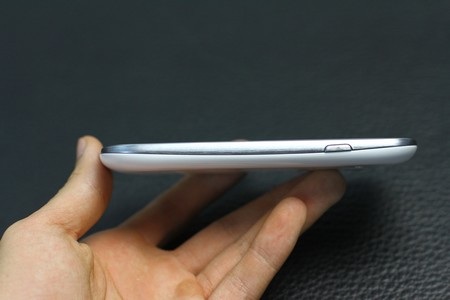 Galaxy S III cũng có thiết kế dạng cong, với nút nguồn ở cạnh phải