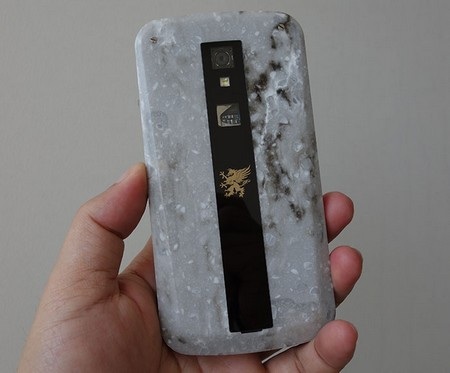 Mặt sau của máy cũng giống các phiên bản khác