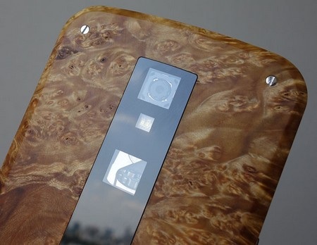 Cận cảnh camera được đặt trên một lớp đá saphire