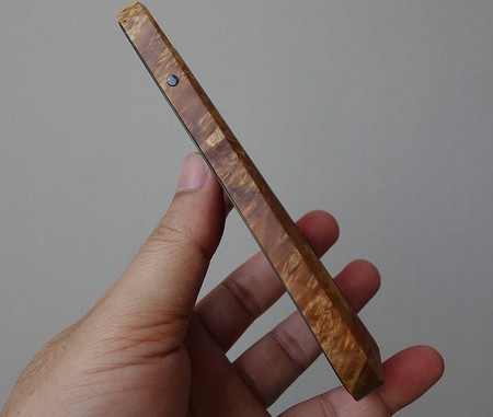 Các bố trí các phím điều khiển trên 4 phiên bản là như nhau, bao gồm nút nguồn ở cạnh phải