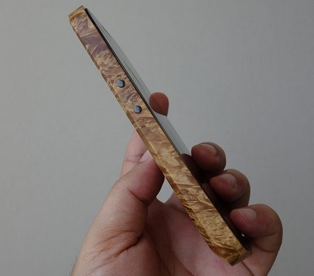 2 phím điều chỉnh âm lượng ở cạnh trái