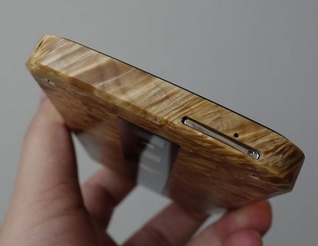 Khe cắm SIM nằm ở cạnh trên