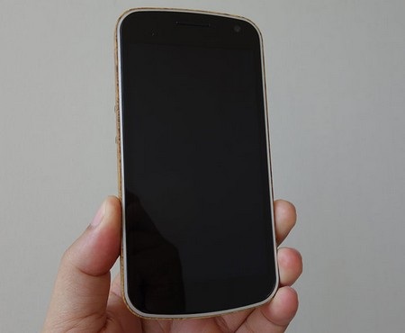 Màn hình của phiên bản làm từ gỗ Burl