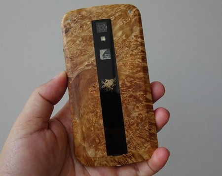 Logo Mobiado ở mặt sau cũng được mạ vàng