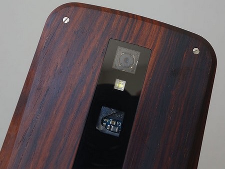 Cận cảnh máy ảnh trên phiên bản làm từ gỗ Cocobolo