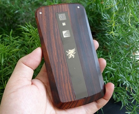 Mặt sau là gỗ Cocobolo quý hiếm có nguồn gốc từ châu Phi, logo của Mobiado cũng được mạ vàng