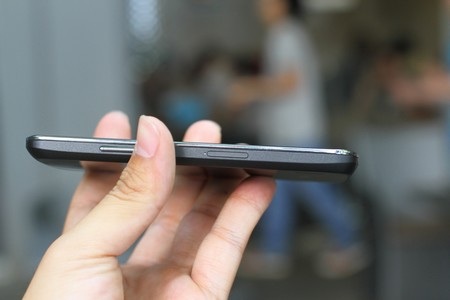 Máy có thiết kế khá mỏng, chỉ dày 9,1mm