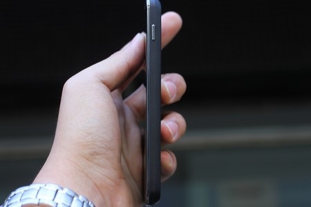 Phím nguồn nằm ở cạnh phải