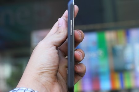 Cạnh trái là phím điều chỉnh âm lượng và khe cắm SIM