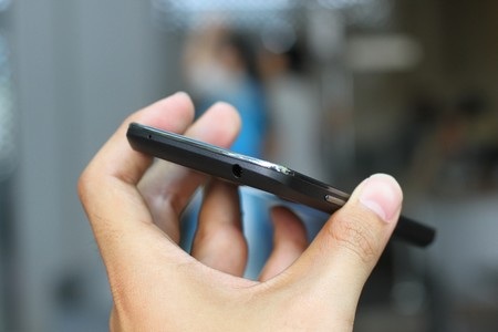 Khe cắm SIM 3,5-mm ở cạnh trên