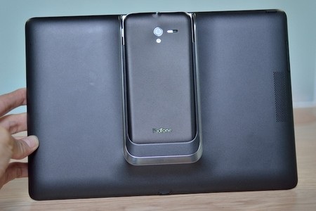 Smartphone “kiêm” máy tính bảng PadFone 2 tại Việt Nam - 11 Kết nối với lớp vỏ ngoài để trở thành máy tính bảng