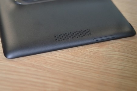 Smartphone “kiêm” máy tính bảng PadFone 2 tại Việt Nam - 13 Loa ngoài và các nút điều khiển trên máy tính bảng