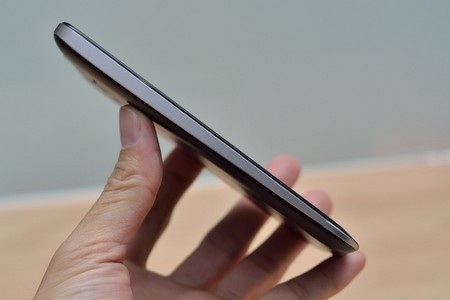 Smartphone “kiêm” máy tính bảng PadFone 2 tại Việt Nam - 2 Cạnh trái không có nút bấm nào