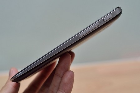 Smartphone “kiêm” máy tính bảng PadFone 2 tại Việt Nam - 3 Cạnh phải với nút nguồn và phím điều chỉnh âm lượng