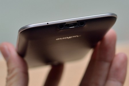 Smartphone “kiêm” máy tính bảng PadFone 2 tại Việt Nam - 4 Cổng kết nối ở cạnh dưới để kết nối smartphone với máy tính bảng