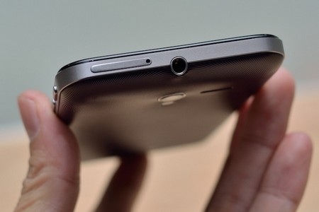 Smartphone “kiêm” máy tính bảng PadFone 2 tại Việt Nam - 5 Khe cắm SIM và giắc cắm phone ở cạnh trên