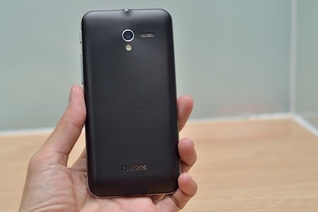 Smartphone “kiêm” máy tính bảng PadFone 2 tại Việt Nam - 6 Mặt sau là logo PadFone, camera 13megapixel, đèn flash LED và loa ngoài