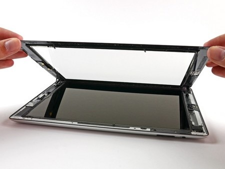 iPad 4 chỉ là "bản vá" của New iPad? - 3 Sử dụng công cụ để tháo viền màn hình, chuẩn bị khám phá “nội thất” bên trong