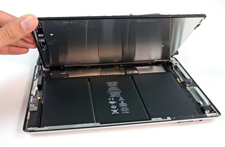 iPad 4 chỉ là "bản vá" của New iPad? - 5 Bên dưới tấm màn hình chính là 3 thỏi pin lớn của iPad 4