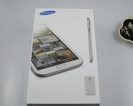 Điện thoại "nhái" Galaxy Note 2 tại Trung Quốc có giá gần 3 triệu đồng - 1 Logo ở góc phải vỏ hộp cũng giống hệt logo của Samsung