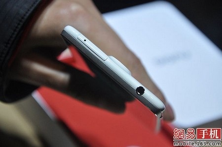 Cạnh trên với khe cắm SIM và giắc cắm phone