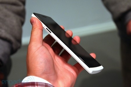 Khe cắm SIM và nút nguồn nằm ở cạnh trái