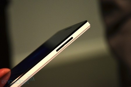 Phím điều chỉnh âm lượng ở cạnh phải