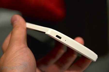 Cổng kết nối ở cạnh dưới