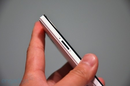 Cận cảnh khe cắm SIM và nút nguồn