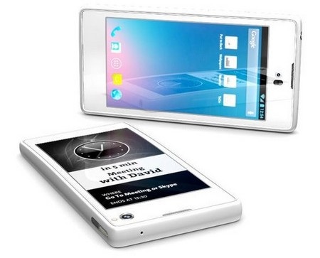 Smartphone hai màn hình Yotaphone sẽ bán ra từ tháng 12 - 1 Máy sẽ ra mắt vào cuối tháng 2 năm sau