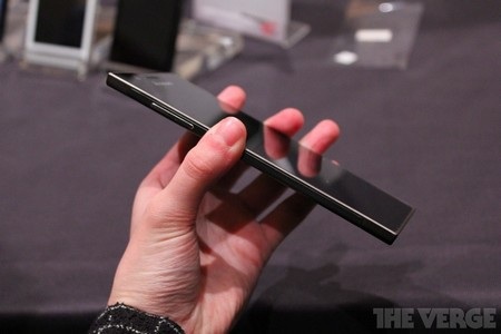 Máy có thiết kế khá mỏng