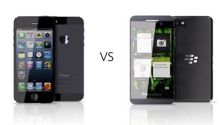 BlackBerry Z10 (phải) “đọ dáng” cùng iPhone 5