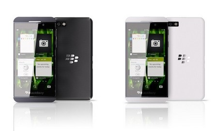 2 phiên bản màu trắng và đen của BlackBerry Z10