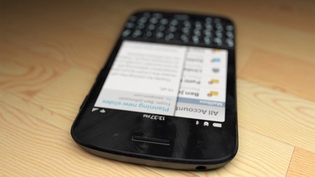 Các cạnh và mặt sau của BlackBerry N10