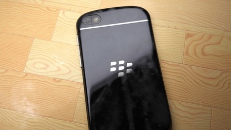 Các cạnh và mặt sau của BlackBerry N10