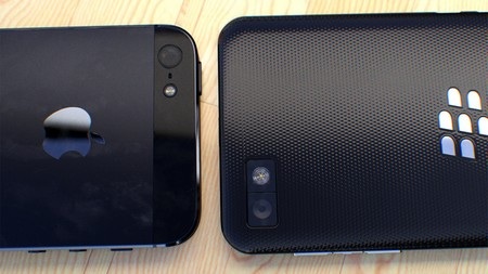Mặt sau của iPhone 5 với BlackBerry Z10 phiên bản đen