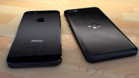 Mặt sau của iPhone 5 với BlackBerry Z10 phiên bản đen